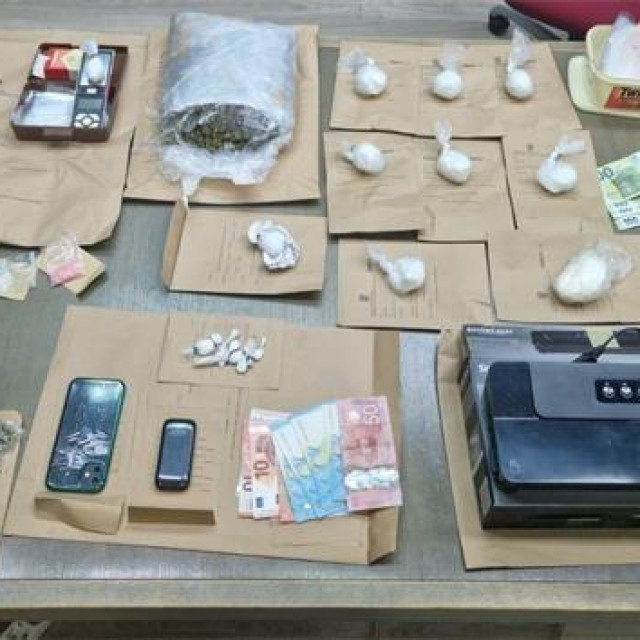 Paketići droge koje je otkrila pulska policija