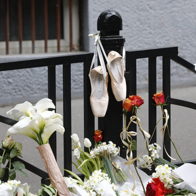 Ožalošćena rodbina, prijatelji i drugi građani ispred škole su se paljenjem svijeća, ostavljanjem cvijeća i drugih predmeta oprostili od ubijenih učenika i domara