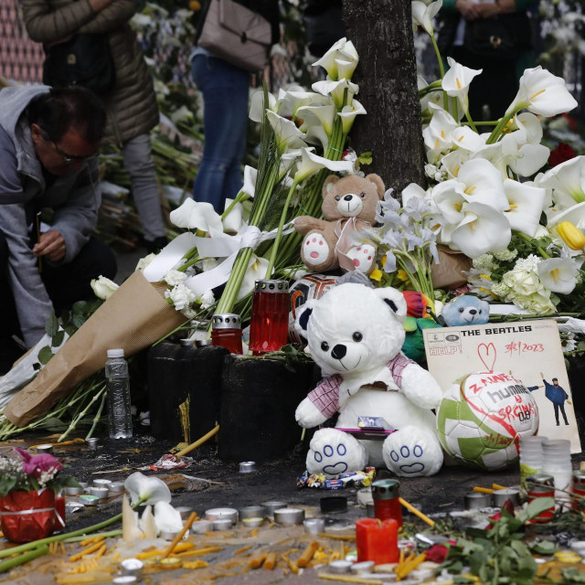paljenje svijeća ispred škole u kojoj se dogodio masakr