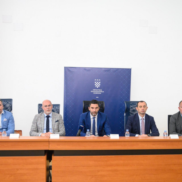Vedran Šupuković predsjednik UKHGK, Siniša Krajač glavni tajnik HOO, Josip Pavić držani tajnik za sport, Branimir Kos (HGK) i Alan Bahorić glasnogovornik HGK
