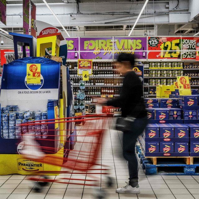 Kupac u trgovini u Villefranche-sur-Saone, u središnjoj Francuskoj