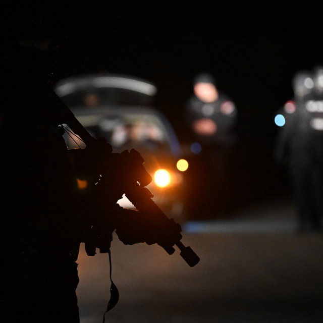 Policijska opsada sela oko Mladenovca