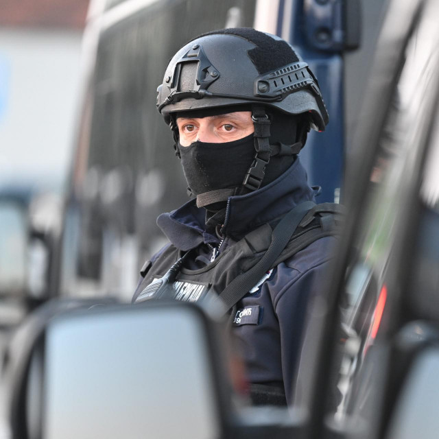 Policijska opsada sela oko Mladenovca