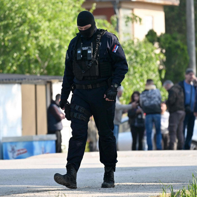Maskirani policajac u selu Dubona