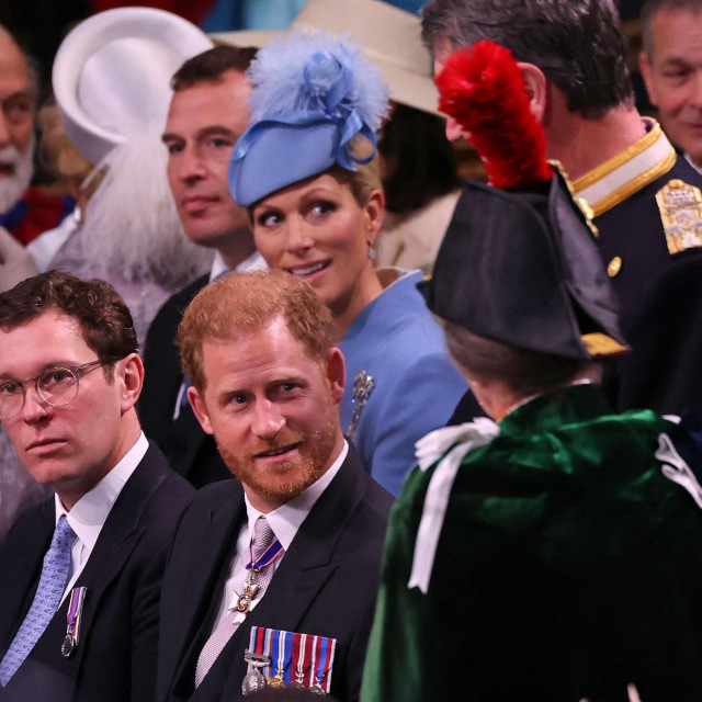 Prince Harry u razgovoru s princezom Anne