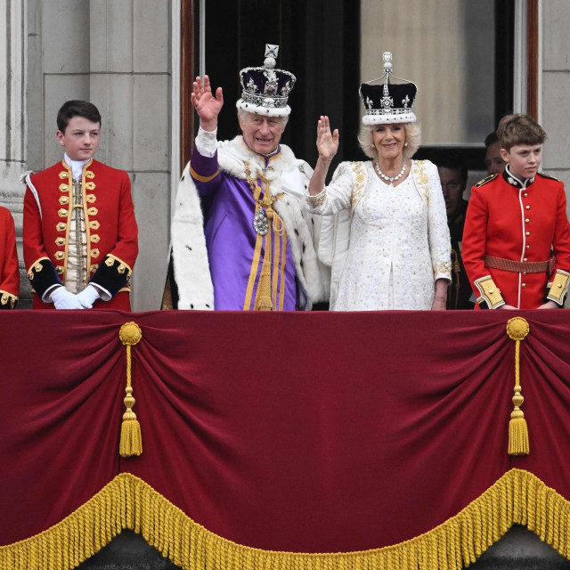 Kraljevski pozdrav s balkona