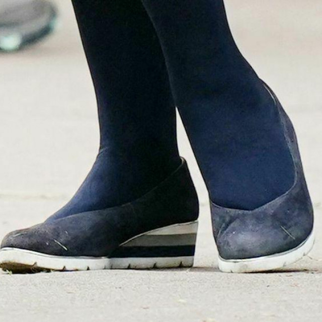 Cipele s platformom u kojima je Lumley došla na krunidbu Charlesa III.