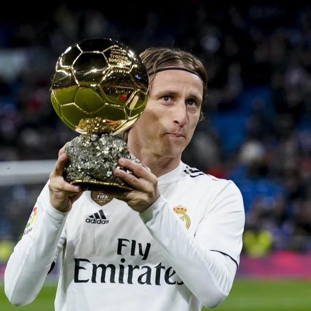 Luka Modrić s jednim od brojnih trofeja