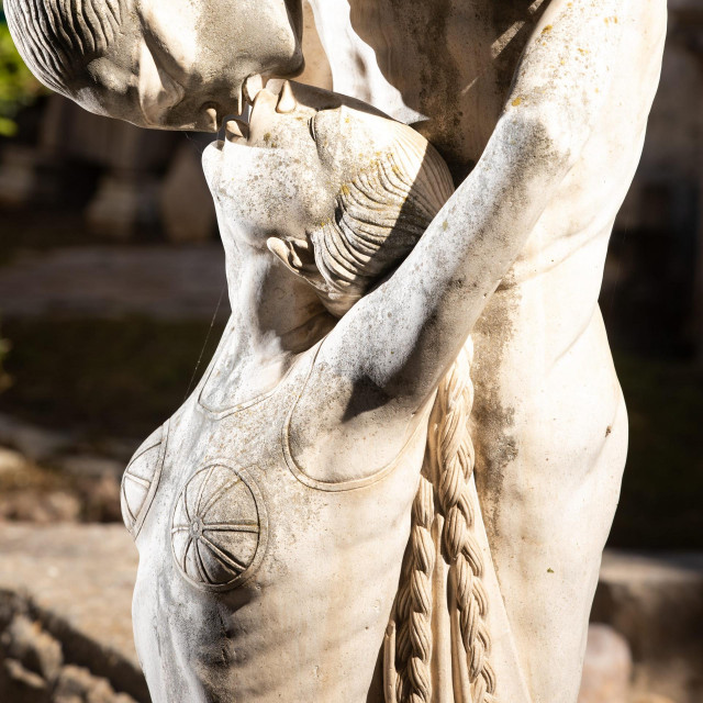 Skulptura Šime Dujmovića Česma Oslobođenja ili Izvor Novog Života nalazi se u lapidariju ”Dr. Grga Novak” pred crkvom sv. Marka u Hvaru
 