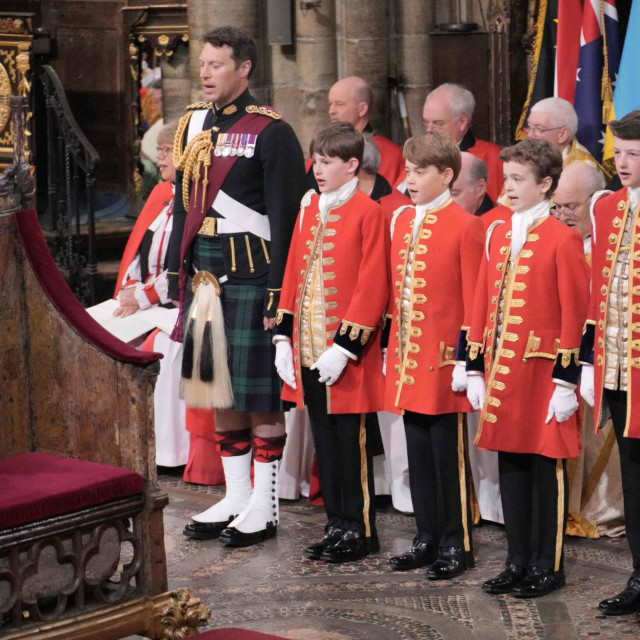 Princ George i drugi paževi s bojnikom Johnnyjem Thompsonom