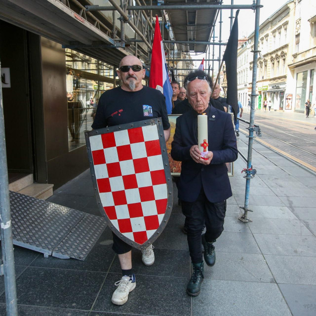 Autohtona Hrvatska stranka prava organizirala je komemoraciju za bleiburške žrtve 1945. kolonom do Trga bana Josipa Jelačića gdje su položili vijenac i svijeće palim borcima