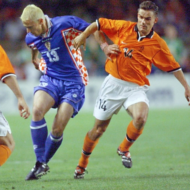Mario Stanić u duelu s Marcom Overmarsom na utakmici za 3. mjesto na SP-u 1998.