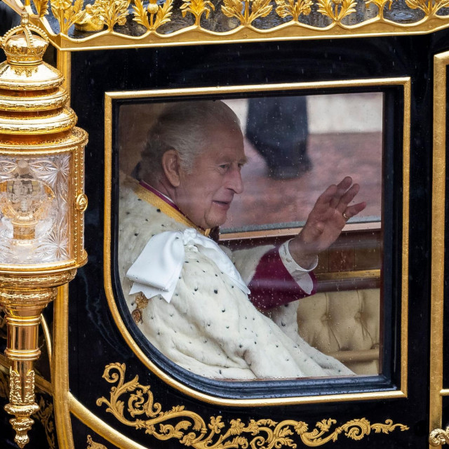 Kralj Charles III i kraljica Camilla stižu pred Westminstersku opatiju