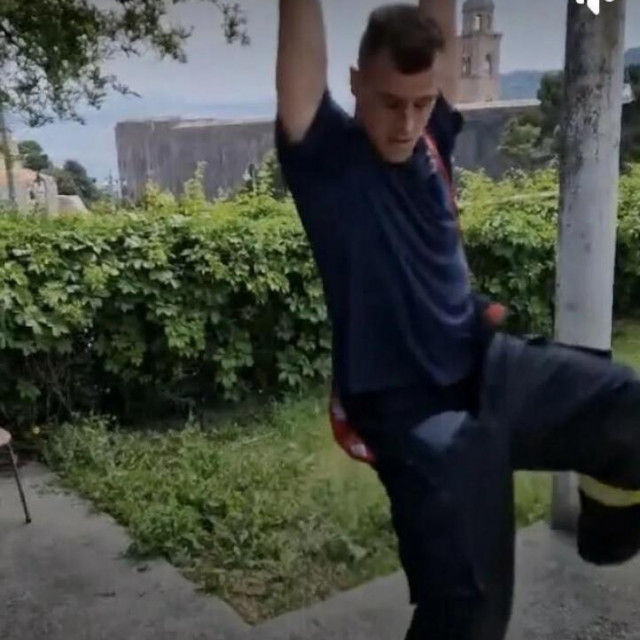 Dubrovački vatrogasac trenira