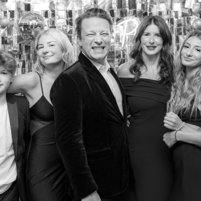 Jamie Oliver sa suprugom i djecom na proslavi Poppynog 21. rođendana