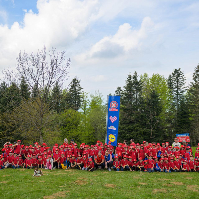 Marina Dijaković, predstavnici HGSS-a i polaznici radionice Mali heroji