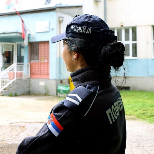 Policija ispred škole u Beogradu