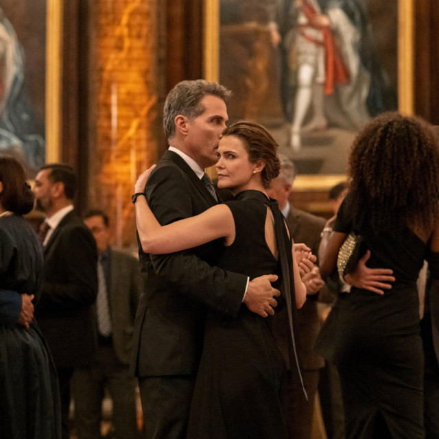 Rufus Sewell i Keri Russell u Diplomatkinji