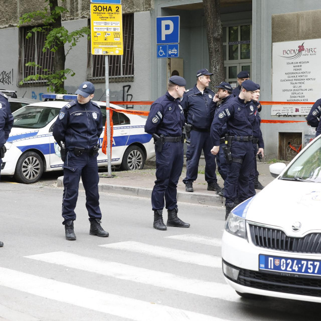 Policija ispred škole OŠ Vladislav Ribnikar (arhiva)