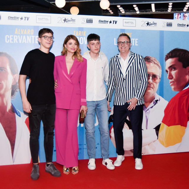 Lejla i Tarik Filipovic sa sinovima Dinom i Armanom