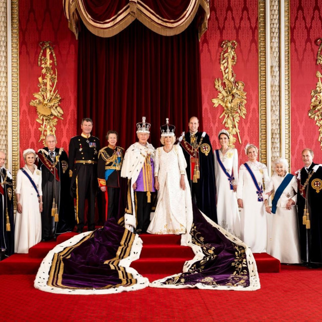 Kralj i kraljica s djelatnim članovima kraljevske obitelji: vojvoda od Kenta, vojvotkinja i vojvoda od Gloucestera, viceadmiral Sir Tim Laurence, princeza Anne, princ i princeza od Walesa, vojvotkinja od Edinburgha, princeza Alexandra, lady Ogilvy, vojvoda od Edinburgha