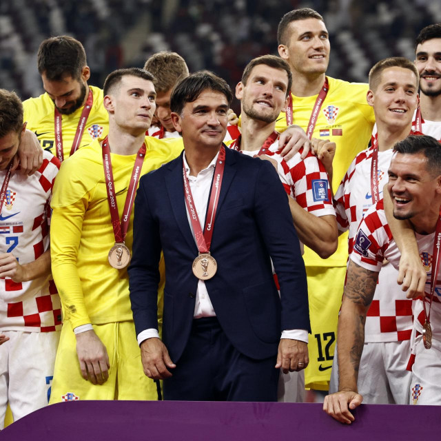Zlatko Dalić i reprezentativci nakon osvajanja bronce na SP-u