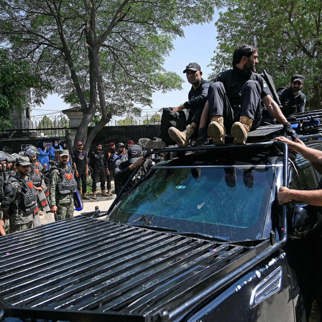 Snage sigurnosti prate automobil u kojemu se nalazi bivši premijer