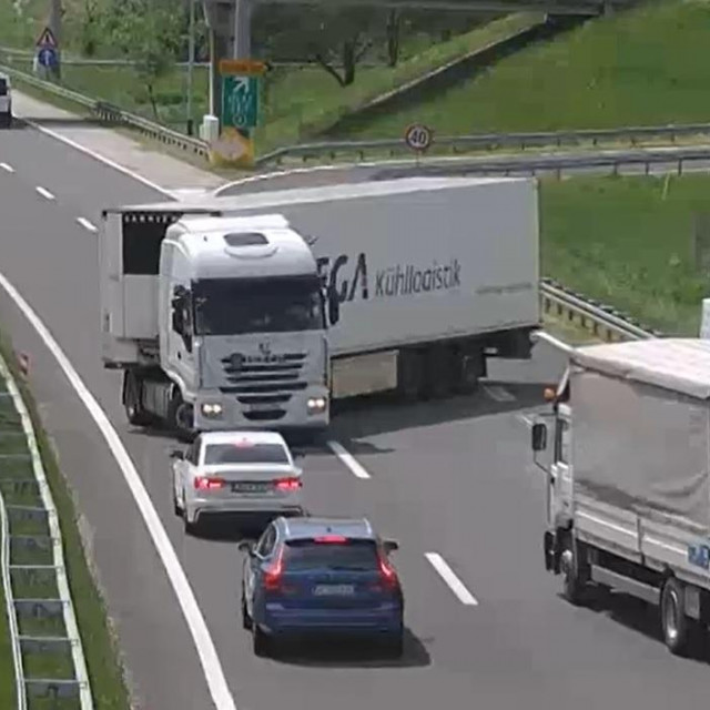 Kamion u krivom smjeru na A4