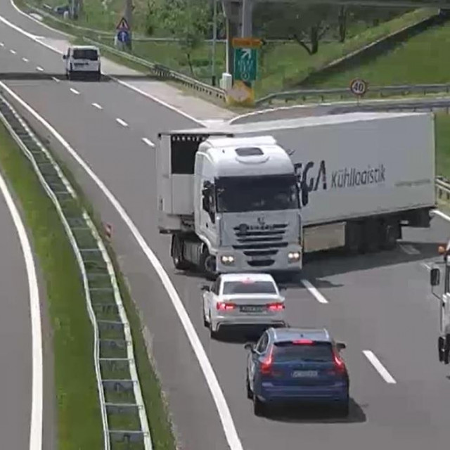 Kamion u krivom smjeru na A4