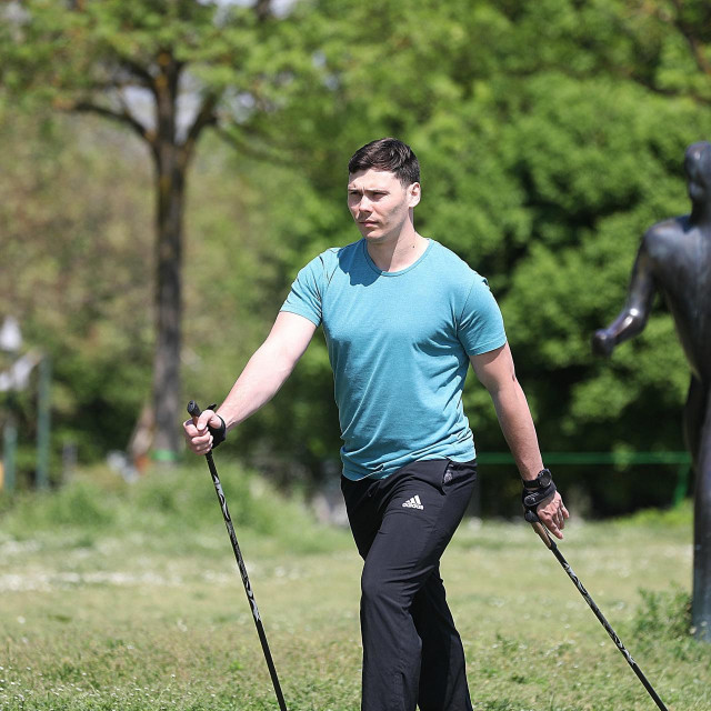 Zagreb, 270423.
Savski nasip
Nordijsko hodanje pokazuje educirani trener za Doktor u kuci.
Na fotografiji: Trener Borna Seremet