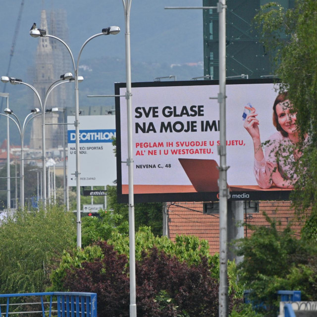 Jumbo plakat na Mostu slobode kao reakcija na kontroverznu marketinsku kampanju shopping centra Westgate.
 