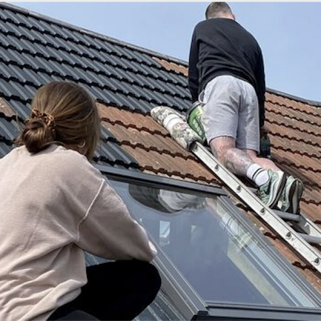 Ellie Rimmer i James Lawrence rade na krovu