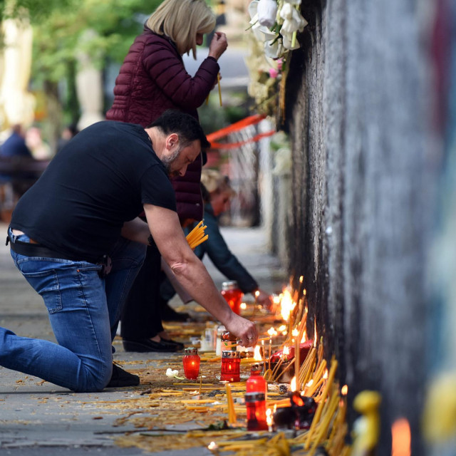 Polaganje cvijeća ispred škole u Beogradu
