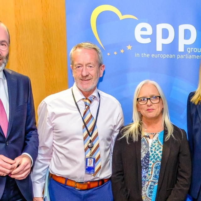 Jackie Fox i Roberta Metsola, šefica EP-a (desno)