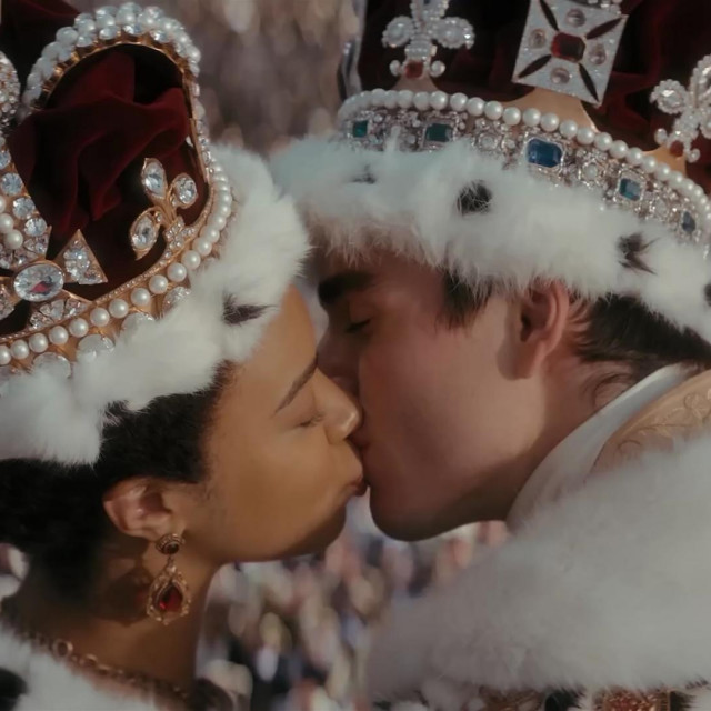 India Amarteifio i Corey Mylchreest u seriji ”Kraljica Charlotte: Priča iz Bridgertona”