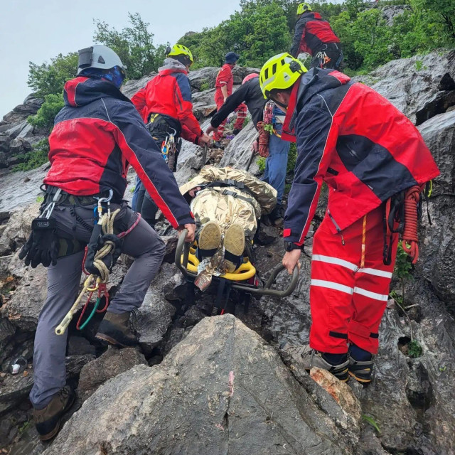 Spašavanje muškarca koji je autom sletio u provaliju