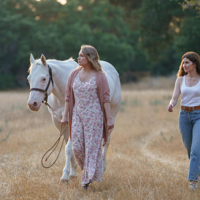 Merritt Wever i Kathryn Hahn u sceni iz serije