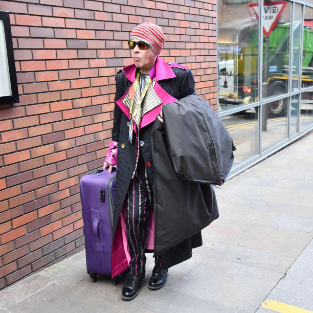 Članovi grupe Let 3 odlaze iz hotela na generalnu probu