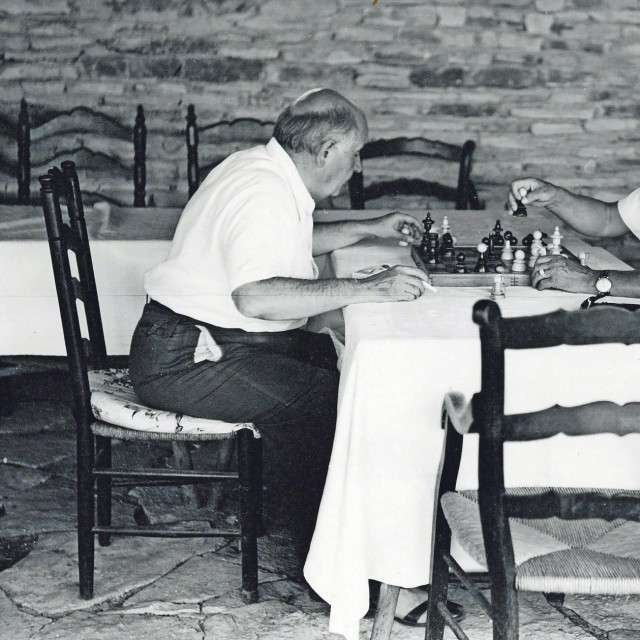 Josip Broz Tito i Miroslav Krleža igraju šah oko 1950. godine na Brijunima