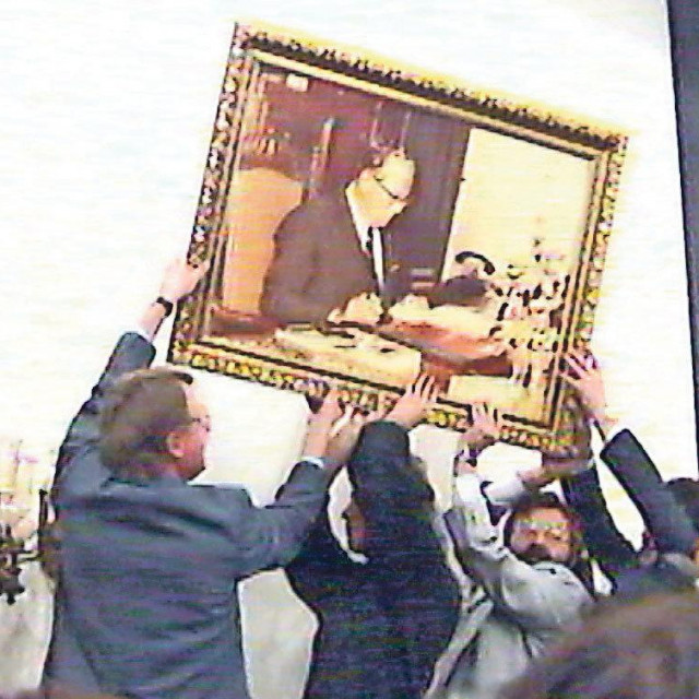 U sam osvit pluralne demokracije u filmu gledamo ljude koji jurišaju na Miloševića, vođu nacionalističkog pokreta - s nacionalizmom