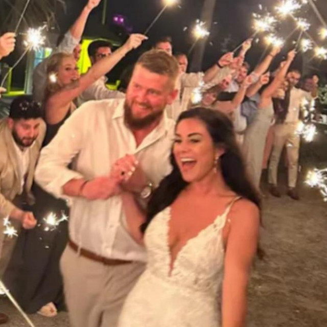 Mladenci Samantha Miller i Aric Hutchinson