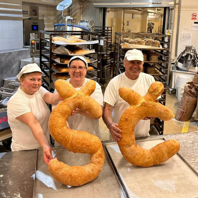 ‘Rađeni od bijelog brašna od zamjesa za bijeli kruh, po pet kilograma teška slova Š i Č znak su podrške, ali i zahvale riječkom Letu 3‘, rekli su iz PIK-a