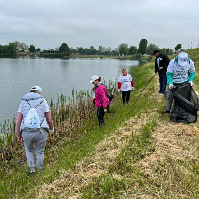 Volonteri čiste u akciji ‘Od izvora do mora‘