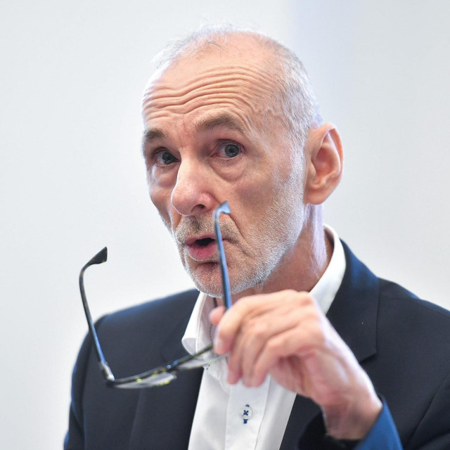 Profesor Robert Podoljnjak