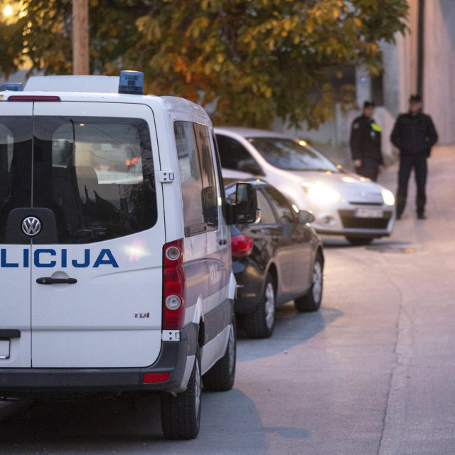 Solin, 301122.
Policija tijekom potrage u ulici Petra Kruzica gdje po nesluzbenim informacijama boravi osumnjiceni 29. godisnji Solinjanin za kojeg se sumnja da je sinoc automobilom oborio vozilom policijskog vjezbenika koji je pritom tesko ozljedjen.