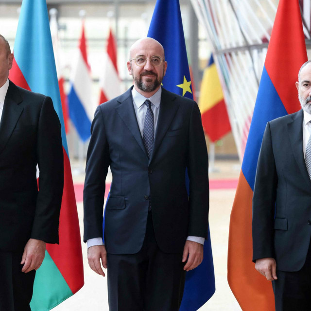 Azerbajdžanski predsjednik Ilham Alijev, predsjednik Europskog Vijeća Charles Michel i armenski premijer Nikol Pašinjan uoči sastanka u Bruxellesu