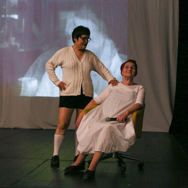 
Iz predstave-performansa ”Prema dostojanstvu (starenja)” 

Na fotografiji: Vesna Stilinovic i Vlasta Delimar.
 