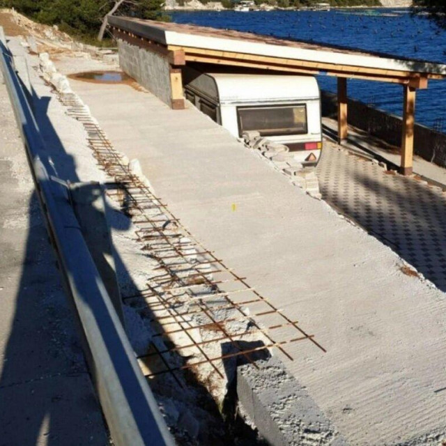 Jakus je prije tri godine izgradio nadstrešnicu na državnom zemljištu - pomorskom dobru na predsjelu Stipan Jaz gdje je također maknuo odbojnik s Magistrale