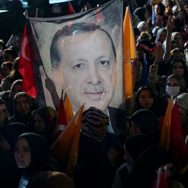 Erdoganovi pristaše ispred sjedišta stranke