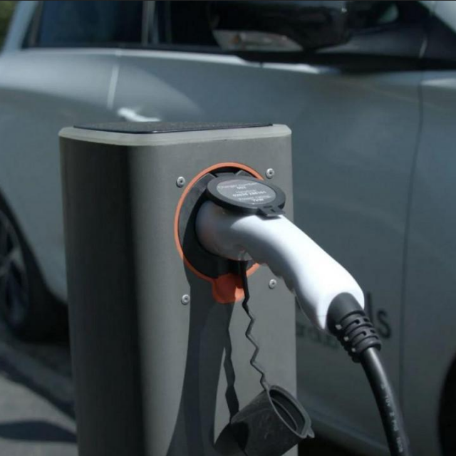 Punjenje električnog automobila (ilustracija)